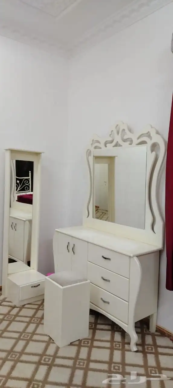 سرير وفرش وتسريحه وكمدينه ومرايه 1