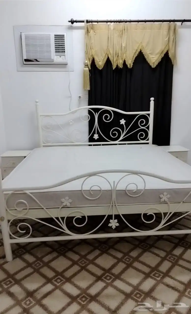 سرير وفرش وتسريحه وكمدينه ومرايه 0