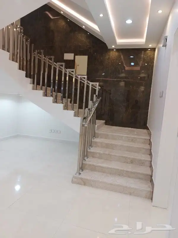 فله للبيع على شارع 30 بحي الوسام 3
