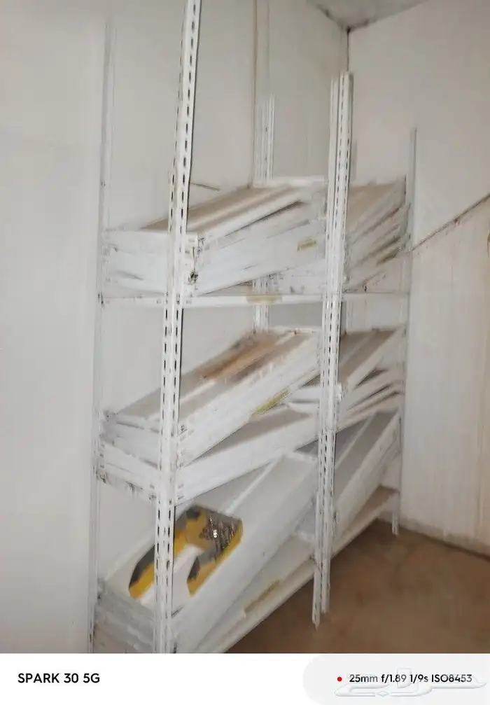 رفوف . حديد . لم تستخدم . 1