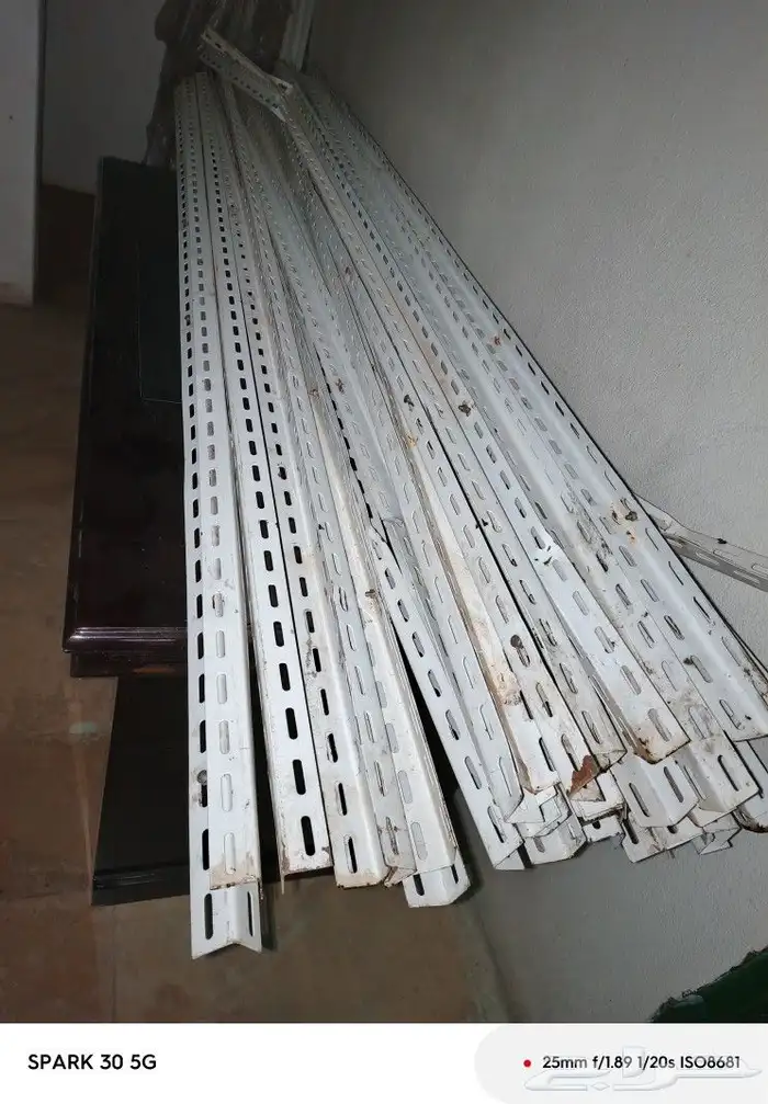 رفوف . حديد . لم تستخدم . 0