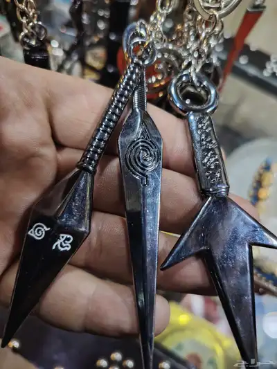 ميداليات متنوعة سيوف وبندقيات وتمر وسعات 9