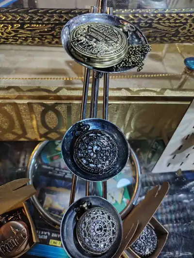ميداليات متنوعة سيوف وبندقيات وتمر وسعات 12