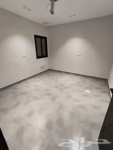 فيلا مع شقه في حي الصالحيه 9