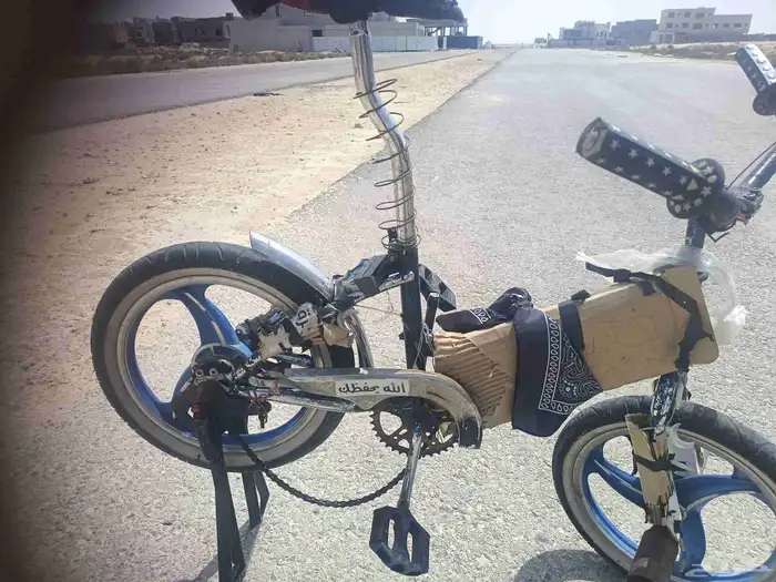 سيكل فراشه مرشوش ابيض ازرق مقاس 16 على اسوم 0