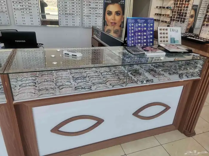 ديكور خشبي كامل لمحل نظارات 2