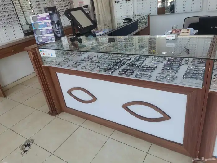 ديكور خشبي كامل لمحل نظارات 1