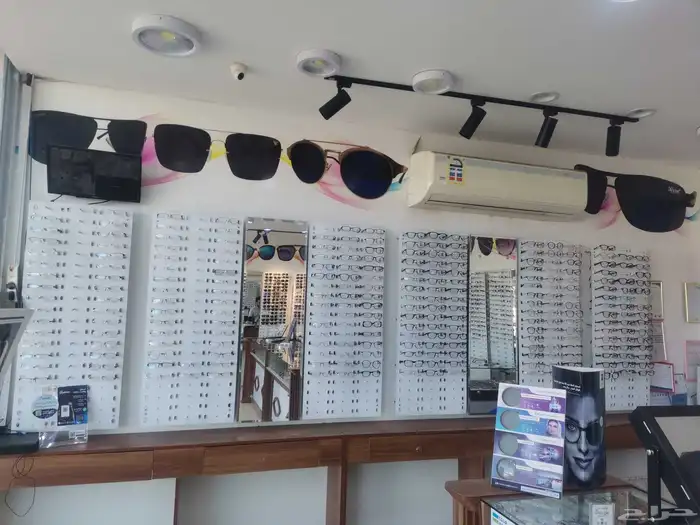 ديكور خشبي كامل لمحل نظارات 3