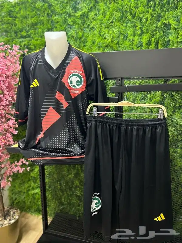 طقم نادي المنتخب السعودي الجديد الاسود 2025 0