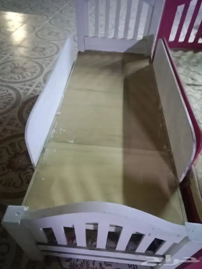ثلاث كراسي اطفال خشب مع السرير اخو الجديد للبيع بسعر مناسب 0