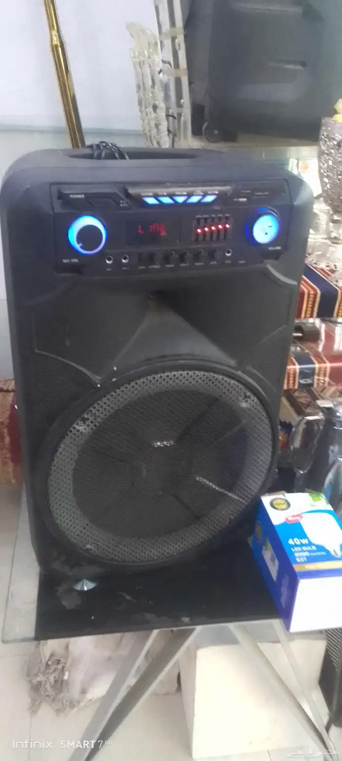 طاولات قزاز وكراس شفاف مع تنسيق الورد 0