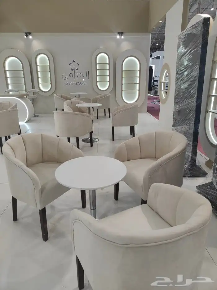 يوجد لدينا جميع انواع الكلاسي الديور والطاولات والديور 1