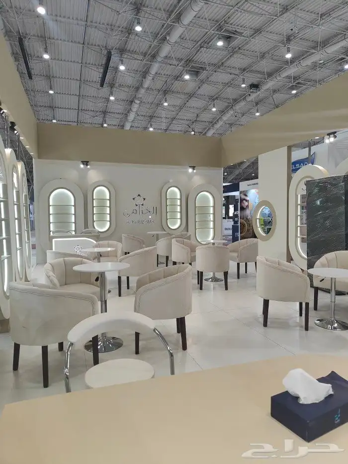 يوجد لدينا جميع انواع الكلاسي الديور والطاولات والديور 3