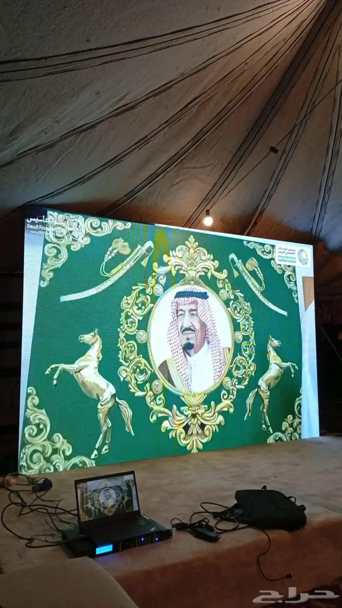 شاشات عرض واضاءة احجز لتخرجك الان 2