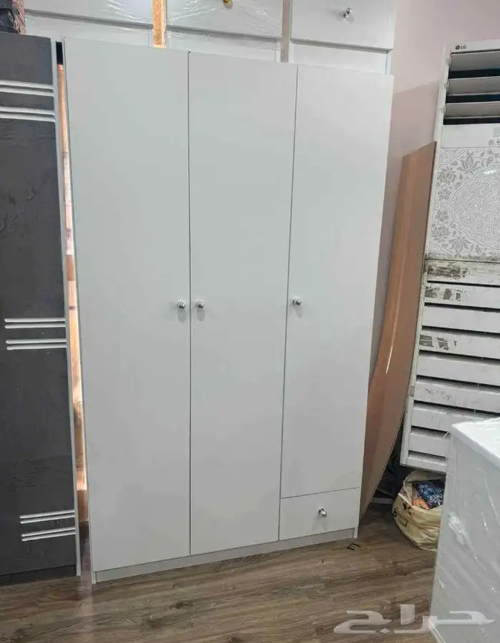 ثلاث أبواب دولاب جديد وخشبي بألوان مختلفة وتصاميم جميلة 2