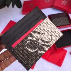 محافظ رجالي ماركات 35