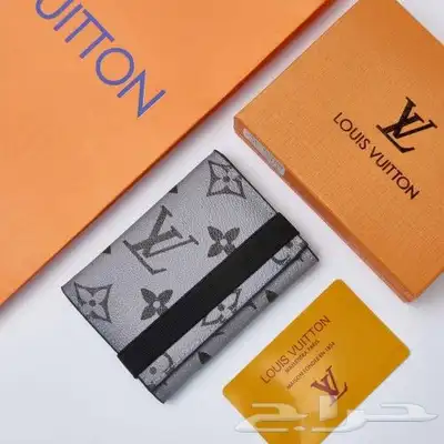 محافظ رجالي ماركات 32