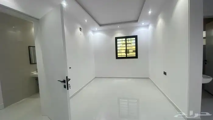 فله درج داخلي مع الشقه شرق الرياض حي الجنادريه 18