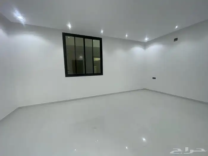 فله درج داخلي مع الشقه شرق الرياض حي الجنادريه 16