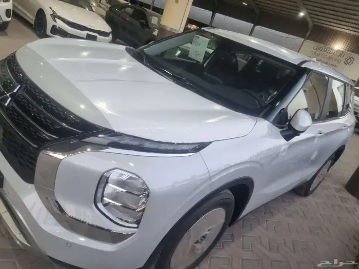 ميتسوبيشي اوتلاندر 2.5 لتر ميديم لاين 7 راكب بدون فتحة 2025 3