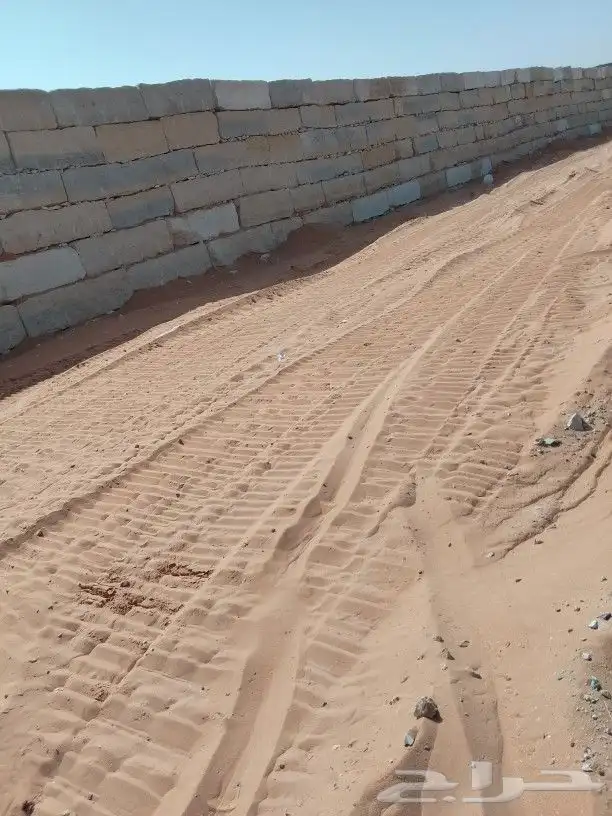 نقوم بتنفيذ مشروع الحجر الطبيعي تسوير المزراع وتسويه المخيما 6