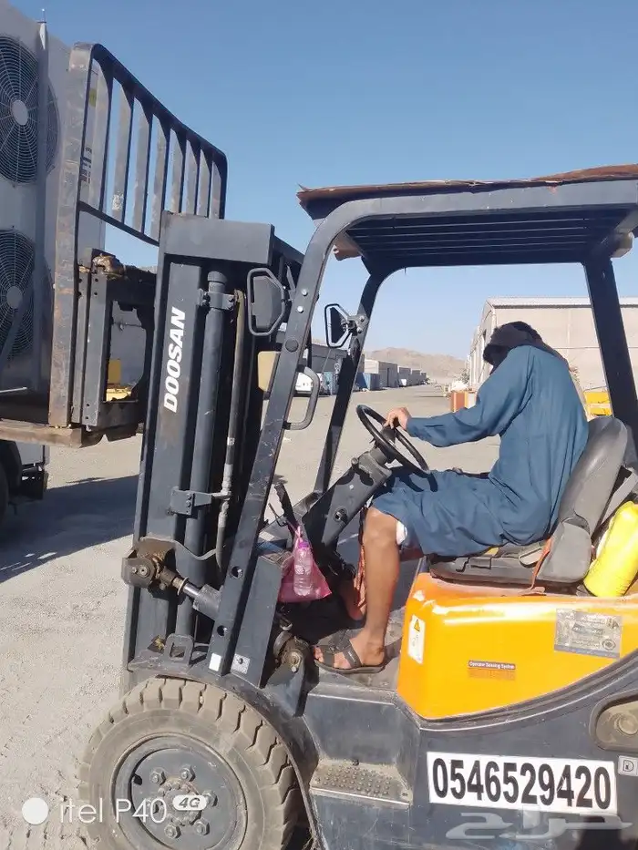 رافعات شوكية بجميع انواعها ثلاثة طن سبعه طن للايجار اليومي ا 0