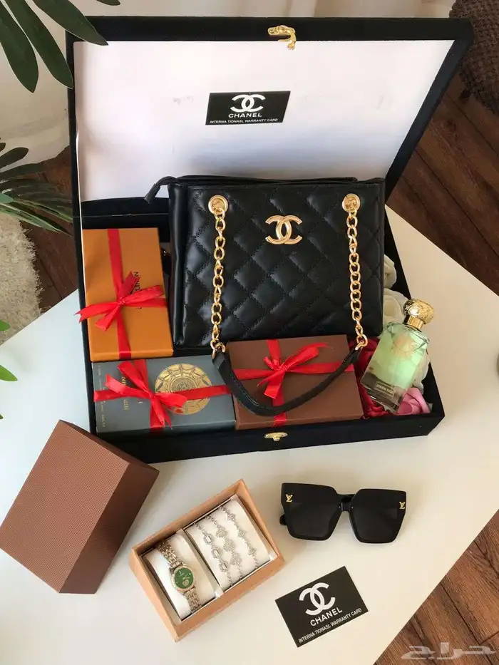 شنطه شانيل مع هدايا بعلبه فخمه للاهداء مخفض 0