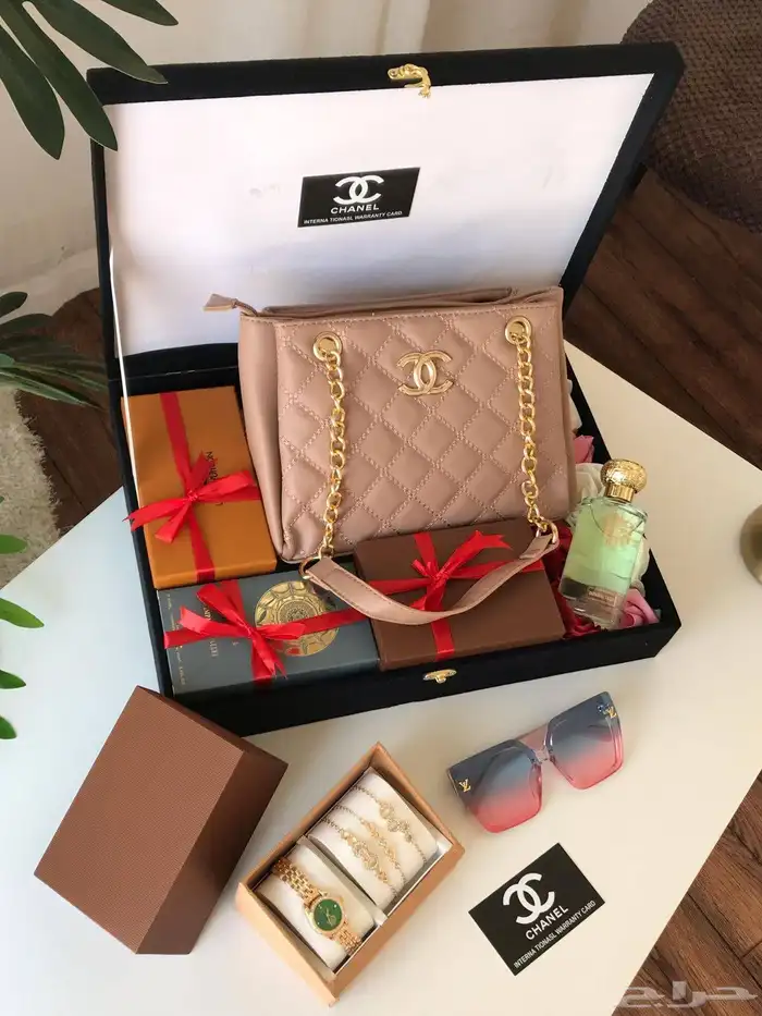 شنطه شانيل مع هدايا بعلبه فخمه للاهداء مخفض 3