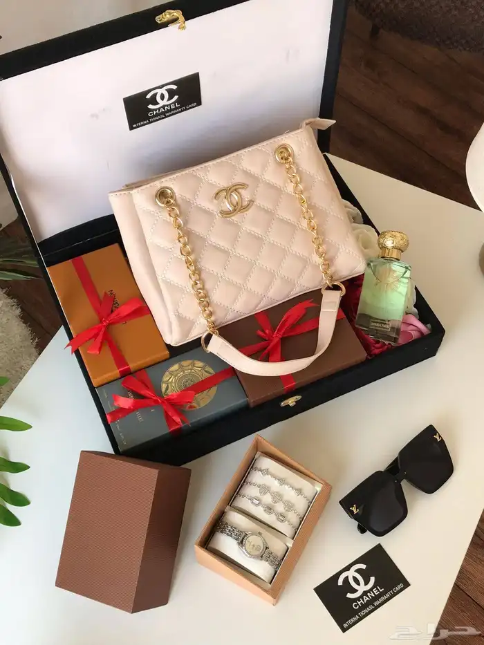 شنطه شانيل مع هدايا بعلبه فخمه للاهداء مخفض 4