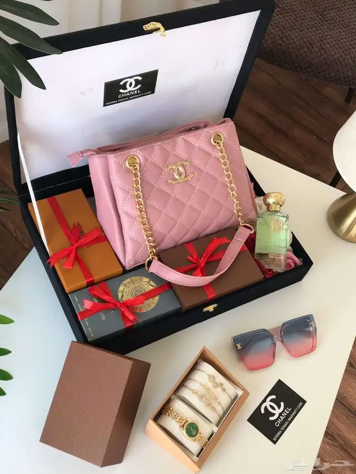 شنطه شانيل مع هدايا بعلبه فخمه للاهداء مخفض 1