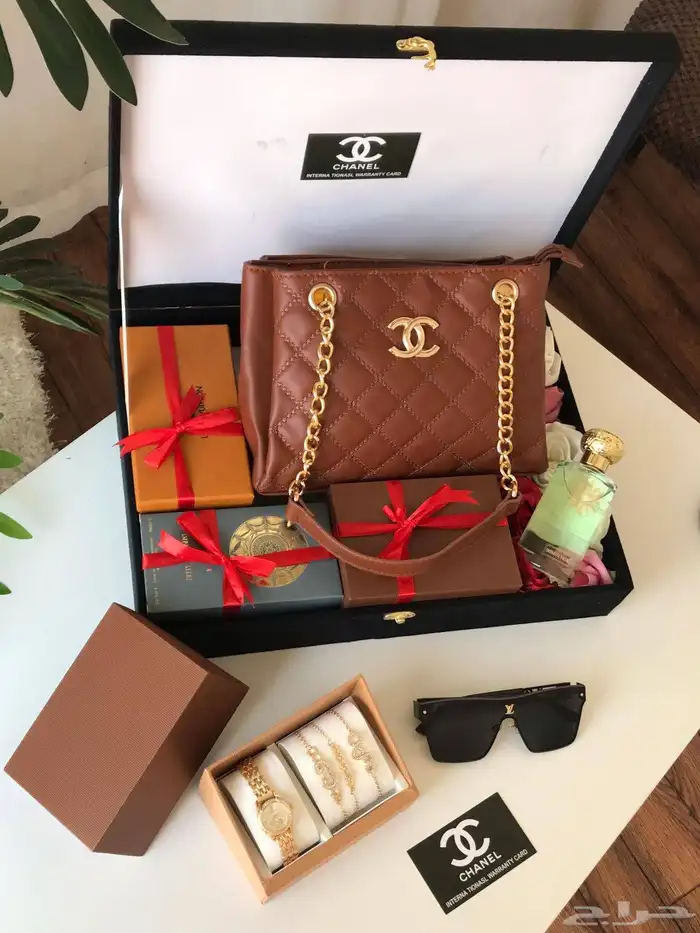 شنطه شانيل مع هدايا بعلبه فخمه للاهداء مخفض 5