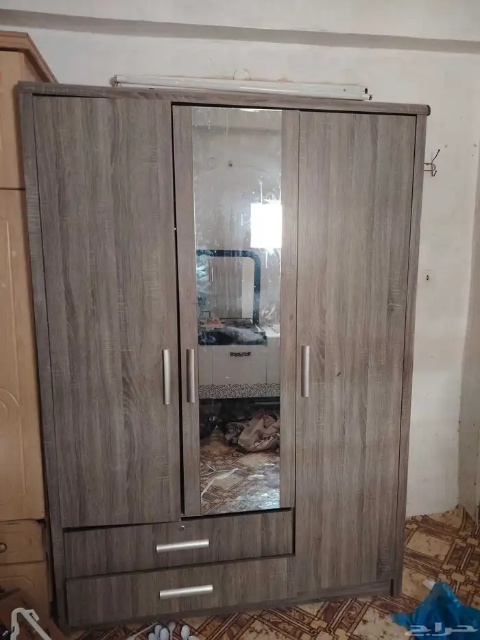 دولاب جميل جدا بسعر 150 0