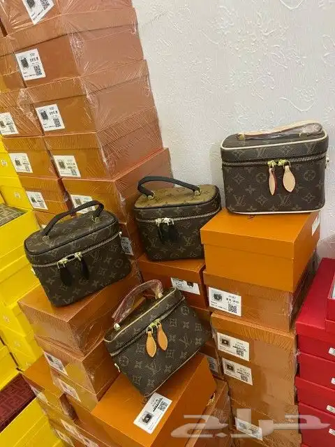 يوجد لدينا جميع انوع الشنط  مله وقطاعي 9