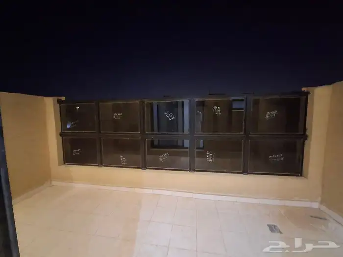دور علوي مع شقة 300 متر بحي العوالي 33