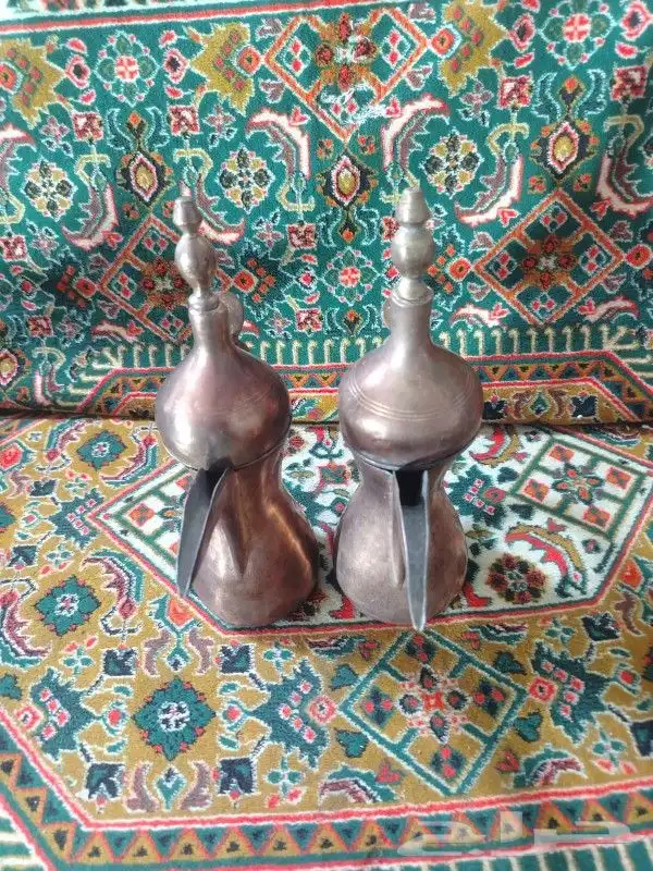 دلال قديمه وحده عليها ختمين وحده عليها ختم واحد 0