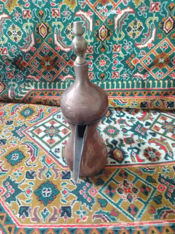 دلال قديمه وحده عليها ختمين وحده عليها ختم واحد 1