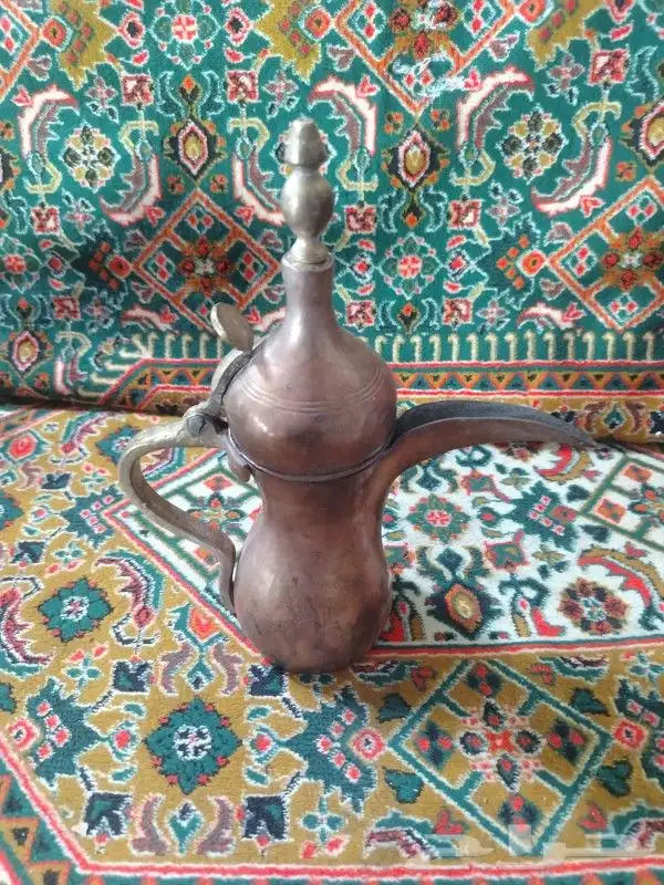 دلال قديمه وحده عليها ختمين وحده عليها ختم واحد 2