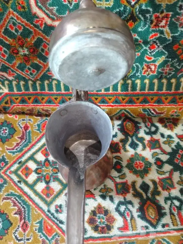 دلال قديمه وحده عليها ختمين وحده عليها ختم واحد 13