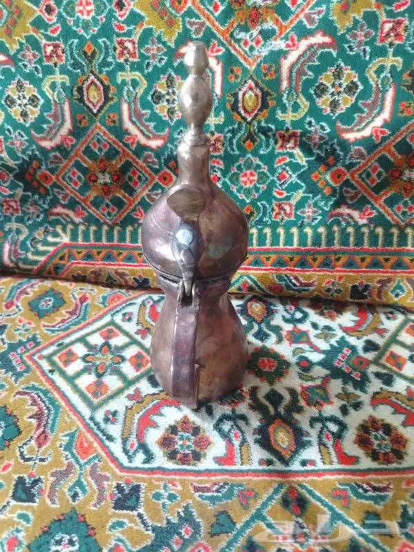 دلال قديمه وحده عليها ختمين وحده عليها ختم واحد 10