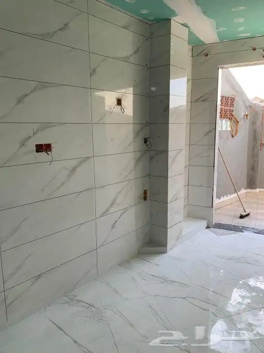مبلط سيراميك ورخام تكسير وتركيب جدران وارضيات خبره ودقه في ا 2