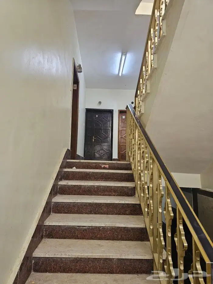 للبيع عمارة سكنية في حي الوزارات 6
