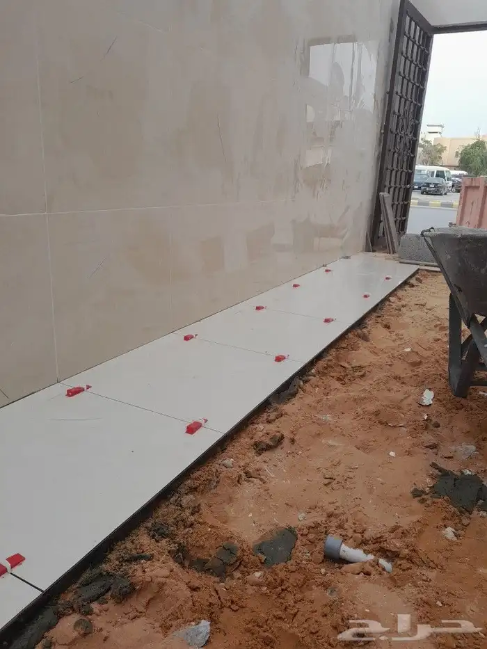 مبلط سيراميك ورخام تكسير وتركيب جدران وارضيات خبره ودقه في ا 1