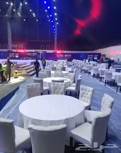 يوجد كراسي وطاولات 6