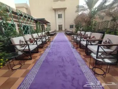 يوجد كراسي وطاولات 2