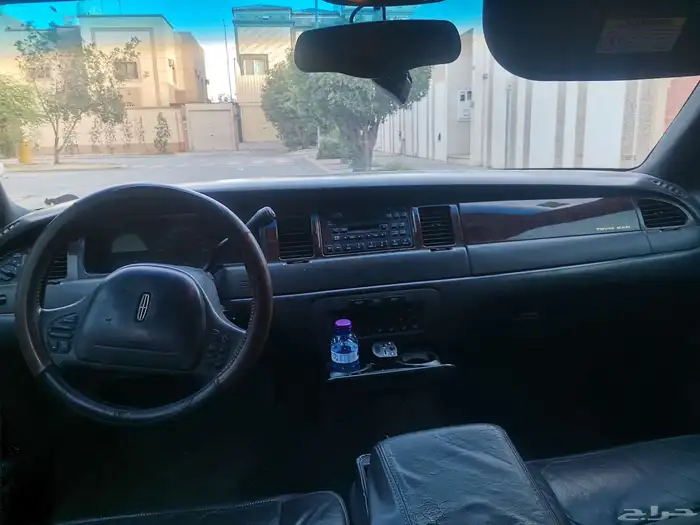 للبيع لينكون تاون كار 1998 3