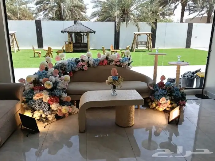 ملكة تتميز بالجمال والرقى مع طاولة حلا ومرايه استقبل 0