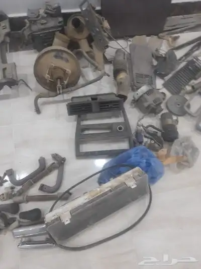 قطع غيار داتسن مديل 95 او 94 وعلبه دركسون فوق وتحت و ديكورات 24