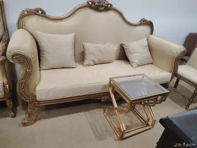 كنب كلاسيكي مستعمل مع طاولات ومخدات 1