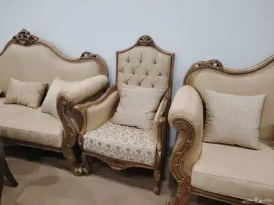 كنب كلاسيكي مستعمل مع طاولات ومخدات 0