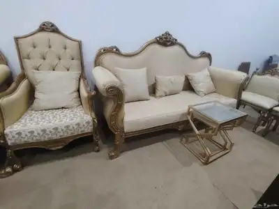 كنب كلاسيكي مستعمل مع طاولات ومخدات 2